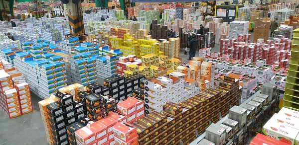 추석이 2주 앞으로 다가오면서 생산농가나 유통업계가 대목 챙기기에 분주한 모습이다. 사진은 가락동농수산물 도매시장 내 과일경매장 모습.