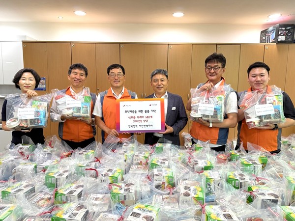  지난 16일 종합사회복지관에 전달한 식료품 꾸러미