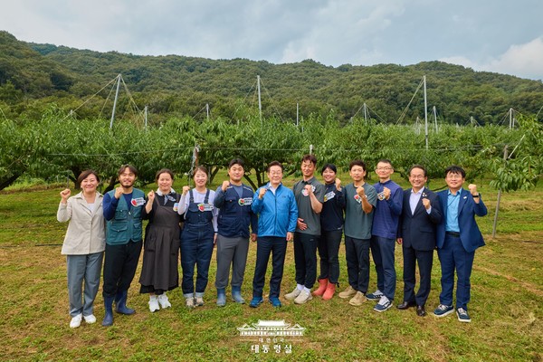 이재명 대통령(가운데)과 송미령 농식품부 장관(왼쪽)이 청년농업인들과 기념촬영을 하고 있다. [대통령실 제공]