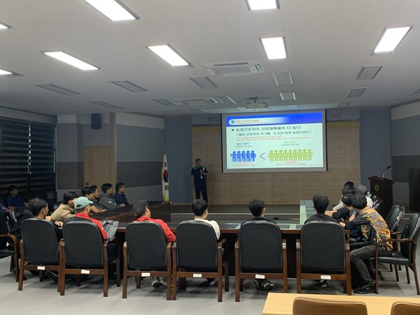  외국인 계절근로자 농작업 안전교육받는 모습