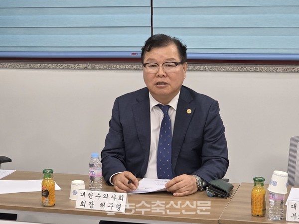 허주형 대한수의사회장이 기자 간담회에서 질문에 답하고 있다.