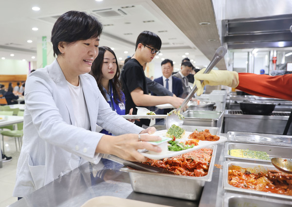 송미령 농식품부 장관이 전북대 대학생들과 천원의 아침밥을 수령하고 있다.