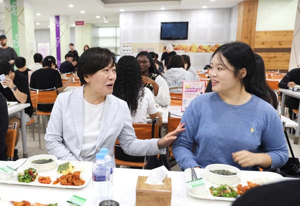 송미령 농식품부 장관(왼쪽)이 전북대 학생과 담소를 나누고 있다.