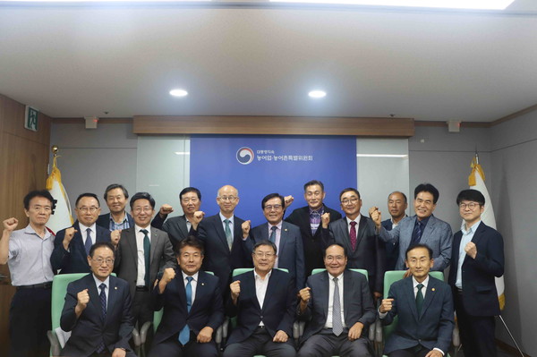 김호 농특위원장(앞줄 가운데)이 임업인 단체장들과 간담회 후 기념촬영을 하고 있다.