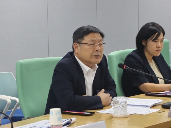 김호 농특위원장이 임업인들의 의견을 경청하고 있다.