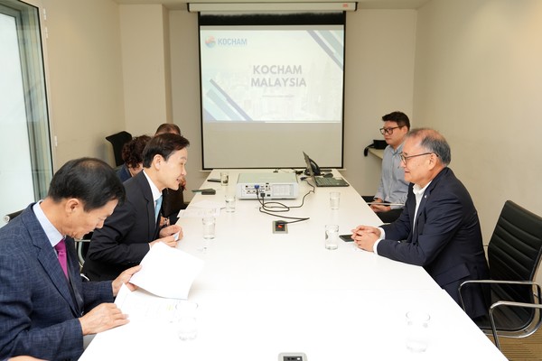 말레이시아 한국상공회의소(KOCHAM)를 방문해 회의하는 모습