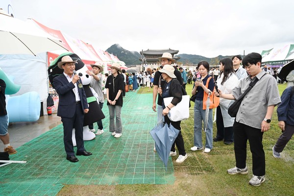 'WOW! CN 페스타'에서 이용록 군수가 홍보하는 모습