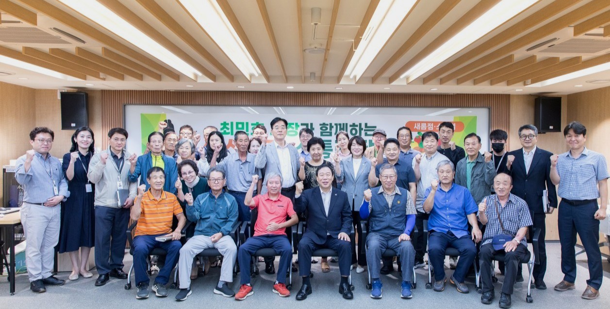 지난 18일 새롬동 싱싱장터 세미나실에서 열린 '싱싱장터 출하농가 2차 소통간담회' 기념촬영