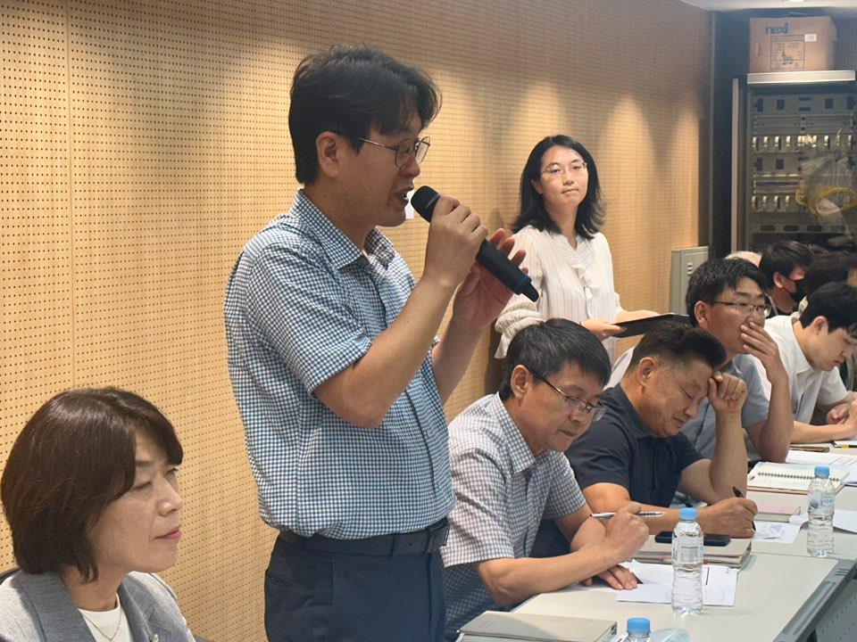 김점민 우리농산물유통과장이 답변하고 있는 모습