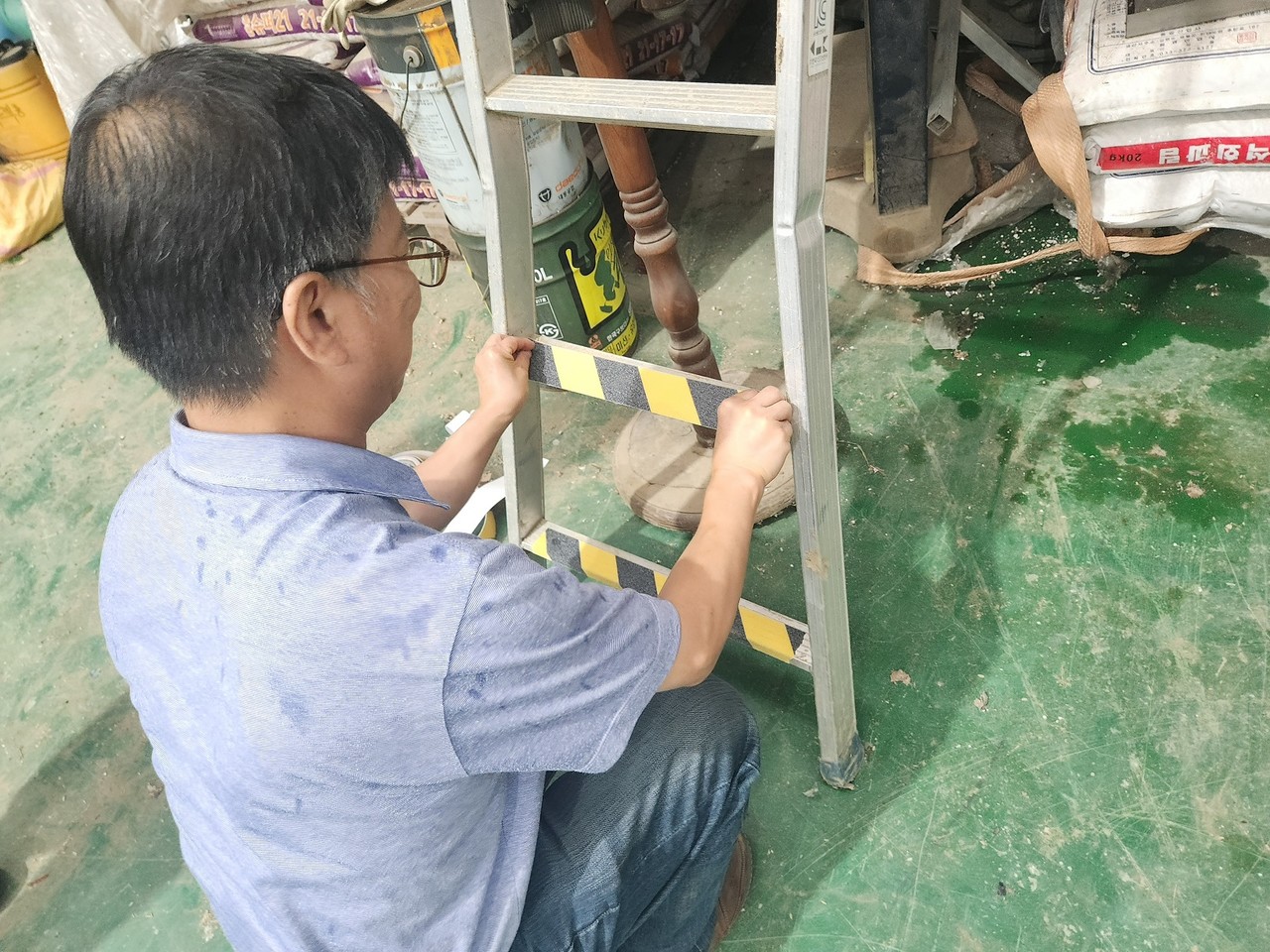 농작업안전관리자가 농가에 안전표지를 부착하고 있다.