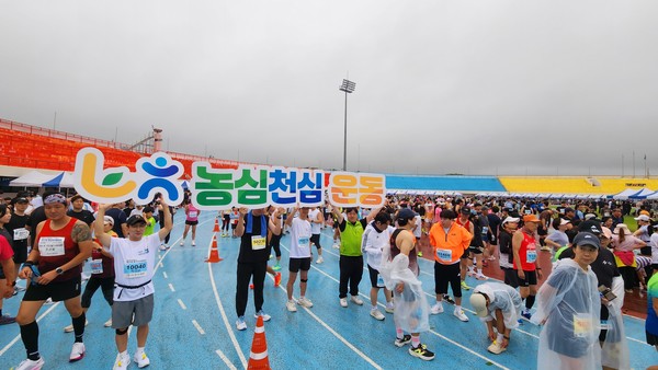 제25회 홍성마라톤대회에서 ‘농심천심(農心天心)운동’ 캠페인을 펼치는 모습