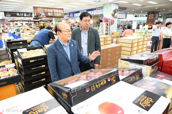 농협중앙회 서울검사국은 지난 22일 서울서남부농협 하나로마트를 찾아 추석 명절 안전한 먹거리 제공을 위한 식품안전 특별점검을 실시했다.(사진 왼쪽 박준식 서울서남부농협 조합장, 오른쪽 최준복 농협 서울검사국장)