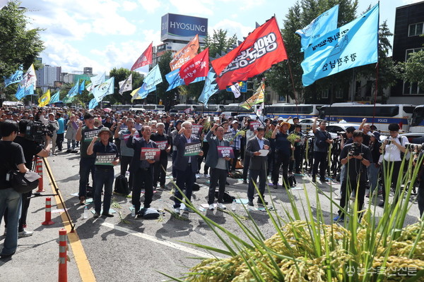 지난 18일 전국농민회총연맹은 서울역 인근에서 ‘전국농민대회'를 개최하고 정부에 장기적 양곡정책의 수립과 공정한 쌀값 보장 등을 요구했다.