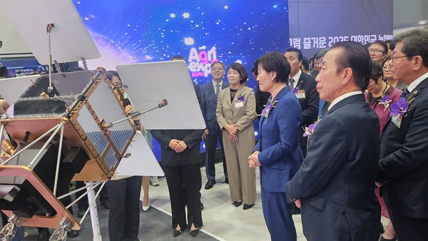 송미령 농식품부 장관(가운데)이 농림위성 전시장을 찾아 설명을 듣고 있다.