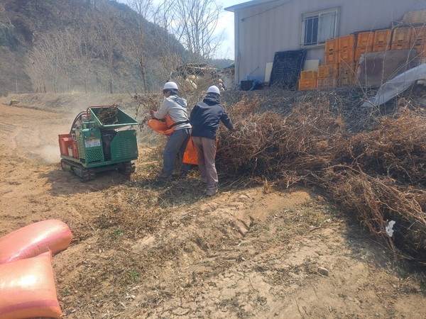 영농부산물을 파쇄하는 모습