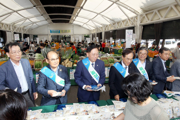 '서울농협 농심천심운동 홍보단'과 참석자들이 서울농협 직거래장터를 방문한 고객들을 대상으로 농심천심운동과 우리 농산물 소비 촉진을 홍보하고 있다.