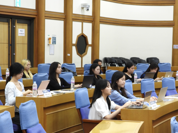 대학생 서포터즈들이 지난 17일 국회에서 열린 인터넷신문 윤리정책포럼을 취재하는 모습