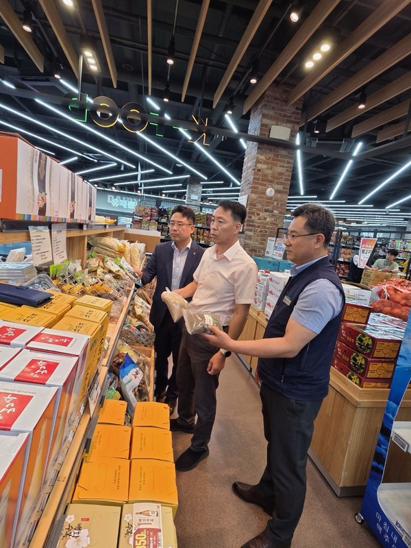 지난 24일 대전 서부농협 하나로마트에서 식품 안전 준수 사항 점검 모습.