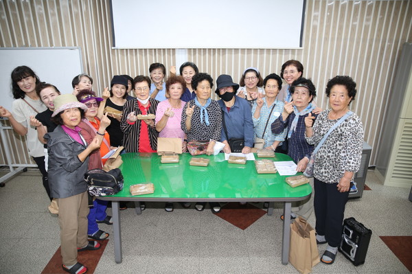 농촌 체험 활용 치매 예방 프로그램 참여자들.