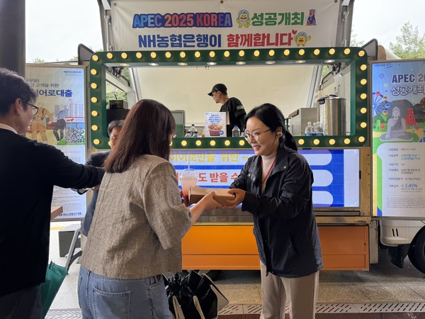 정경민 경상북도의회 의원이 직원들에게 떡과 전통 과자, 커피 등을 나눠주고있다.