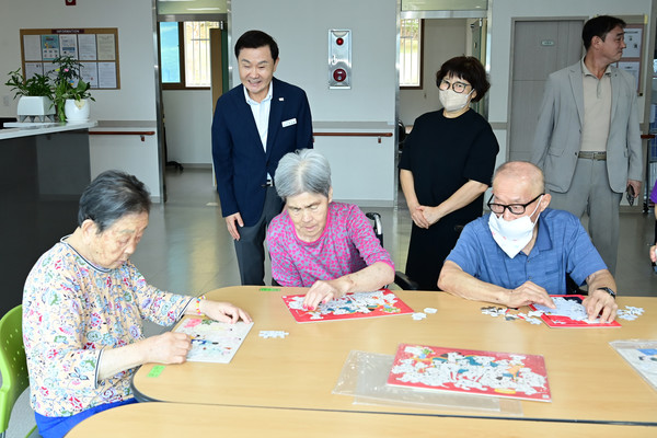 이남철 고령군수가 추석맞이 사회복지시설을 방문해 어르신들과 인사를 나누고 있다.