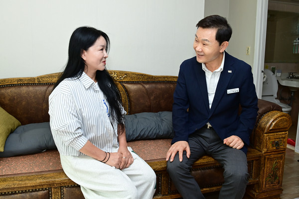 이남철 고령군수가 사회복지시설 현장에서 근무하는 직원과 대화를 나누고 있다.