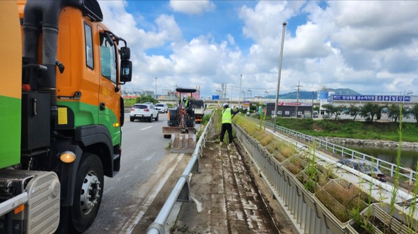농로 정비하는 모습