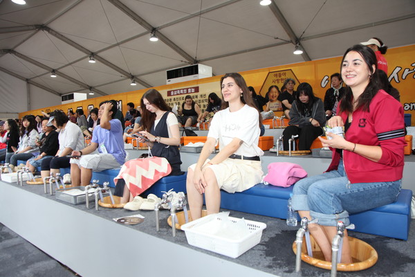 제43회 금산세계인삼축제에 참여한 외국인등이 홍삼족욕프로그램에 참여하는 모습.