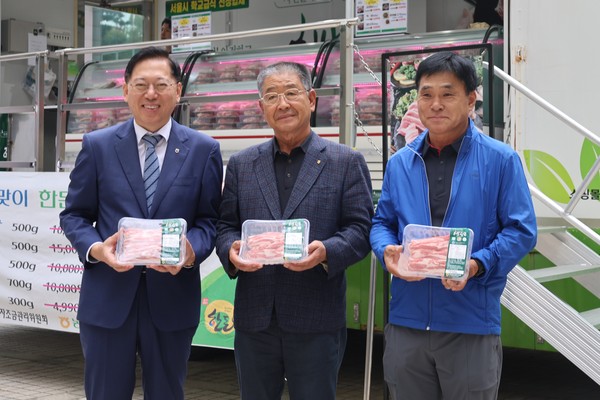 이정배 조합장(사진 가운데)이 맹석인 농협서울본부장(사진 왼쪽) 등과 추석맞이 직거래장터에서 허브한돈을 홍보하고 있다.