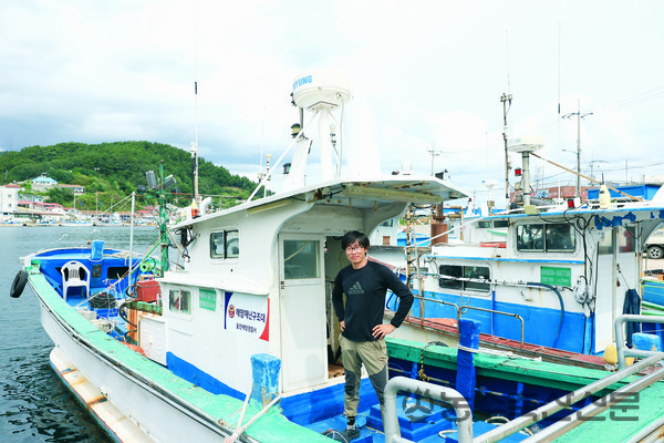 문찬양 임진호 선장은 어선어업과 다양한 부업을 병행하며 어촌사회에 정착하고 있다. 사진은 경북 영덕군 축산항에 정박한 임진호에서 찍은 문 선장의 모습.