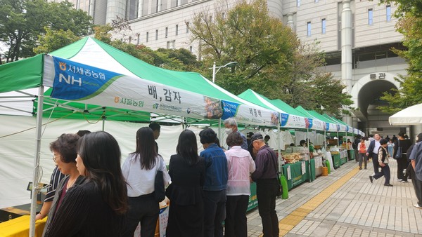 농협서울본부는 30일 서울고등법원과 함께 법원 동관 앞마당에서 ‘도농상생 추석맞이 직거래 큰장터’를 개장했다.