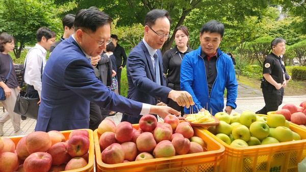 맹석인 본부장(사진 왼쪽)과 김대웅 서울고등법원장(사진 가운데)이 각종 명절선물 세트와 과일·채소·건어물 등 다양한 우리 농산물이 선보인 장터를 둘러보고 있다.