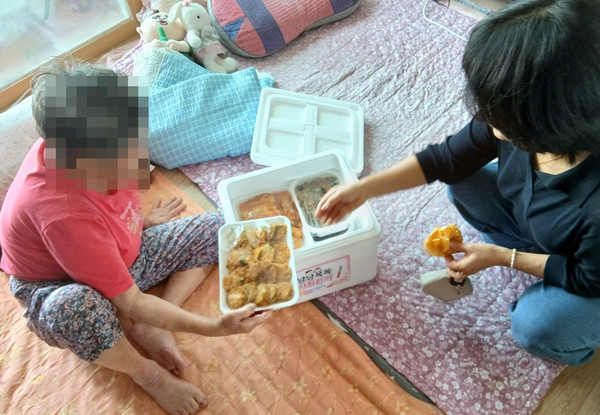사례관리사가 특별식을 전달하는 모습.