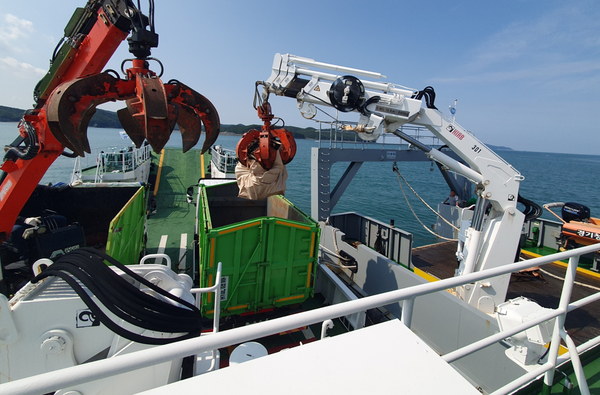 해양 침적 쓰레기 공동 수거 활동 모습.