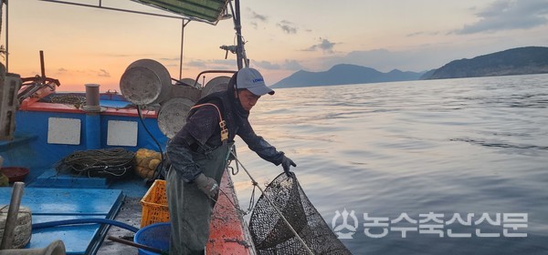 김민재 선장은 어선청년임대사업을 통해 부족한 어업기술을 익히면서 선장으로 성장해나가고 있다.