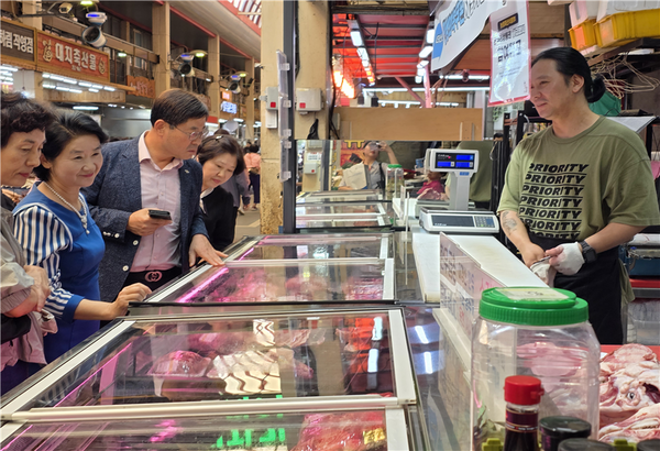 최치환 축평원 충북지원장이 전통시장을 찾아 이력제 준수사항이행 등을 점검 및 현장의 목소리를 청취하고 있다.