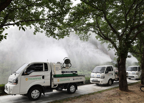 가축전염병 차단 소독 장면
