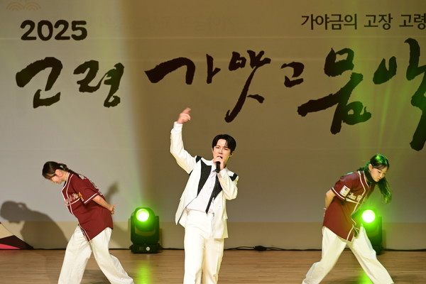 미스터트롯3 출신인 추혁진의 역동적인 무대 모습