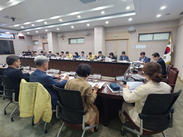 경북 고령군 ‘2025 군정 정책 제안 공모’에 대한 제안심사위원회 심사 모습