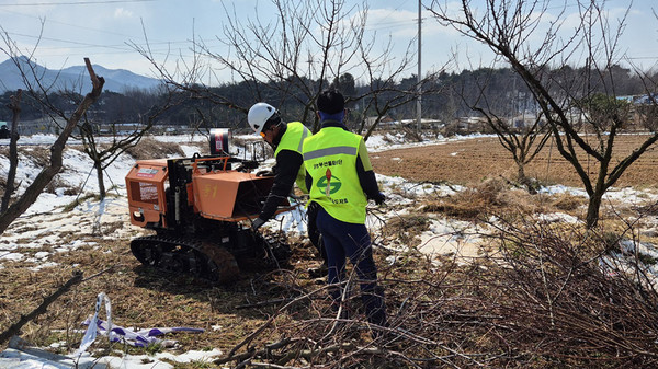 지난 2월 영농 부산물 파쇄단이 농가를 찾아 영농 부산물 파쇄를 지원하는 모습.