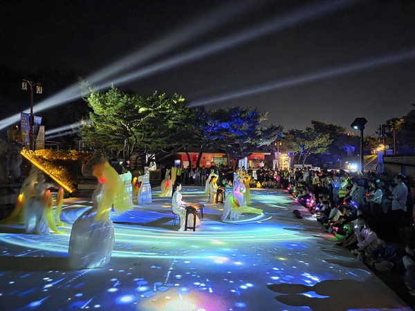 무희들의 전통무용과 가야금 연주가 함께 어우러져 미디어아트의 하이라이트를 장식했다.