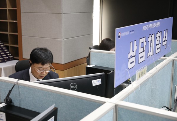 인구주택총조사 콜센터에서 상담 시연 중인 안형준 국가데이터처장[사진=국가테이터처]