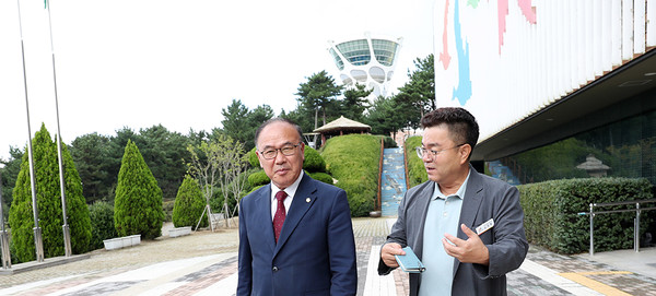  조동식 의장에게 심영복 소장이 현장 상황을 브리핑 하는 모습