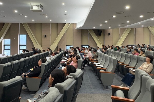 지난 14일 축제에 참여하는 영업자와 종사자들이 사전 위생교육을 받고 있다.