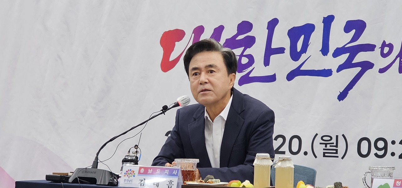 20일 오전 언론인과의 간담회를 진행하고 있는 김태흠 충남도지사