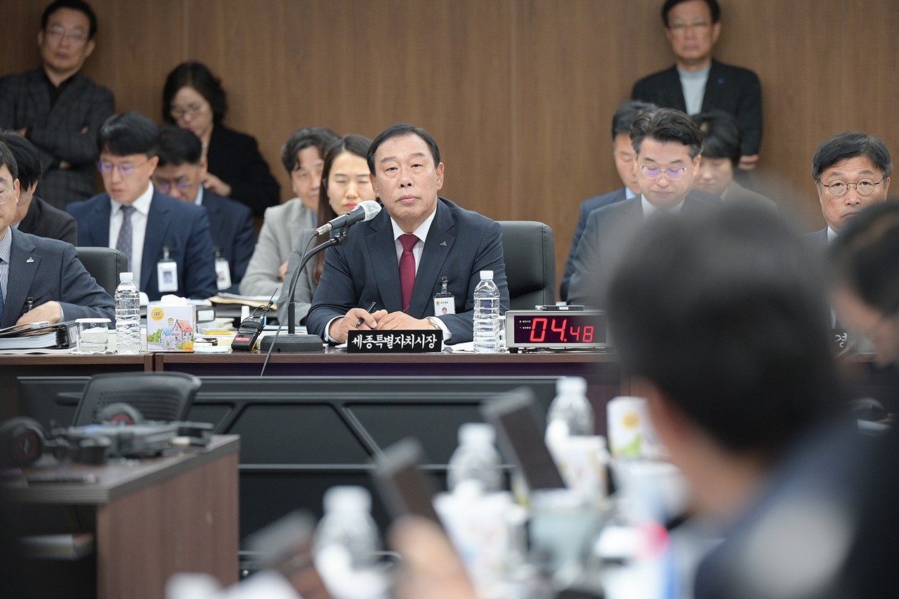20일 국정감사를 진행중인 최민호 세종시장