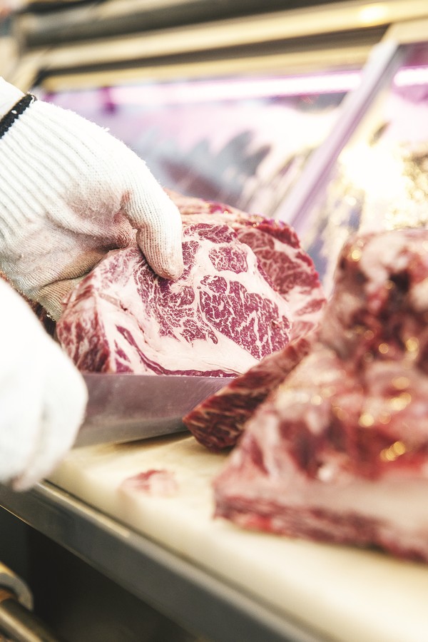 한우 도매가격이 당분간 오름세를 유지할 것이란 전망이 나오고 있는 가운데 정육점 직원이 한우 부위를 손질하고 있다.