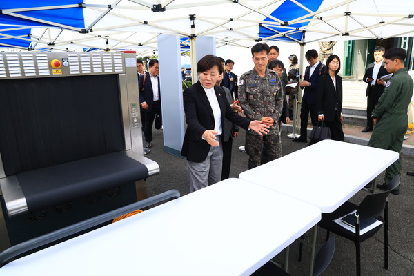 송미령 농식품부 장관이 김해공항을 찾아 동·식물 검역 준비 상황을 점검하고 있다.