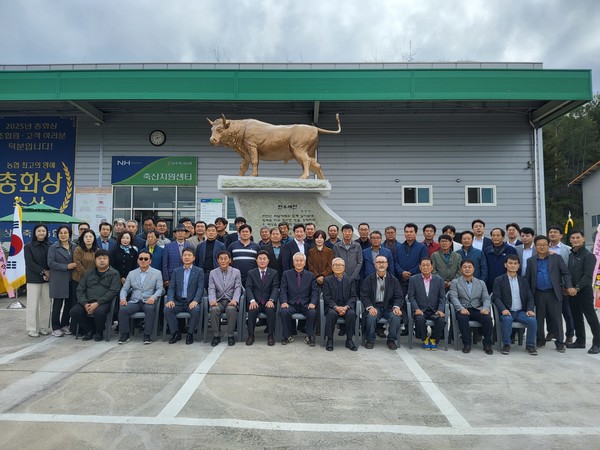 한우비 제막후 단체 촬영 모습