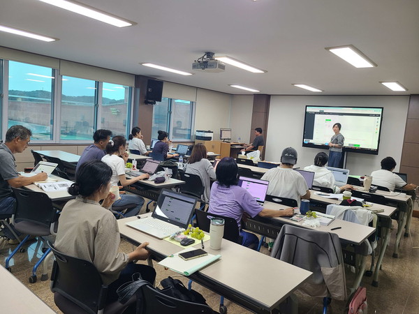 ‘스마트농업 정보화 교육’ 하는 모습